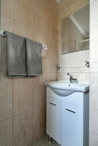 Апартаменты Apartments Suster Бар Трехместный номер с окном-4