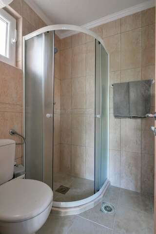 Апартаменты Apartments Suster Бар Трехместный номер с окном-5