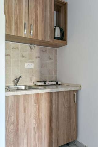 Апартаменты Apartments Suster Бар Трехместный номер с окном-6